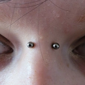 Piercing bridge effectué par Nordik Piercing