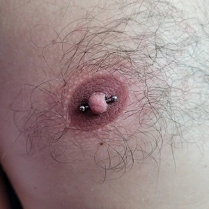 Piercing téton homme par Nordik Piercing