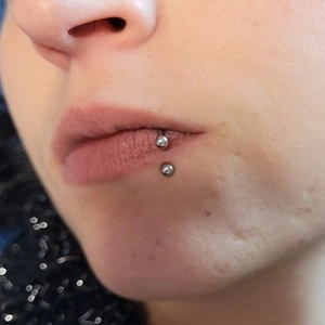 Nordik Piercing: Piercing labret décalé