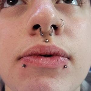 Piercings snake bites, medusa, septum et narine par Nordik Piercing