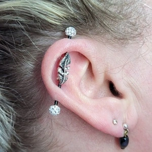 Nordik Piercing: Barbell en acier noir avec plume cristal blanc et boules en cristal Swarovski blanc pour piercing industriel