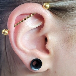 Nordik Piercing: piercing industriel et lobe élargi