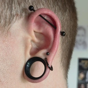 Nordik Piercing: piercing industriel, piercing helix et élargisseur