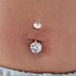 Banane pour piercing nombril avec 2 cristaux blancs chez Nordik Piercing.