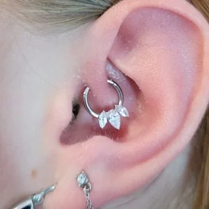 Piercing daith avec anneau en acier 3 cristaux blancs en gouttes chez Nordik Piercing