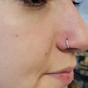 Anneau avec cristaux blancs pour piercing nez chez Nordik Piercing