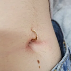 Anneau doré avec cristaux blancs pour piercing nombril chez Nordik Piercing