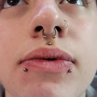 Piercings snake bites, medusa, septum et narine par Nordik Piercing