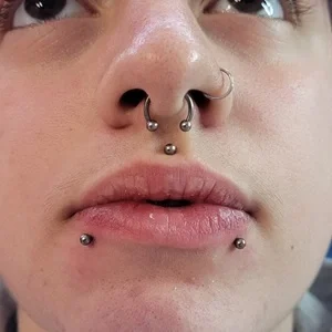 Piercings snake bites, medusa, septum et narine par Nordik Piercing