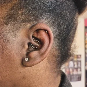 Nordik Piercing: piercing daith, piercing helix